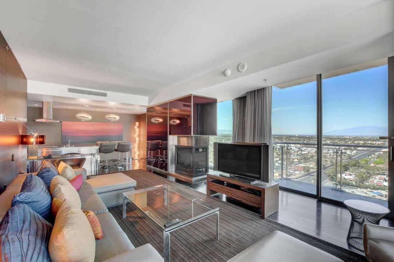 One Bedroom With Strip Views 22nd Floor. Aparthotel