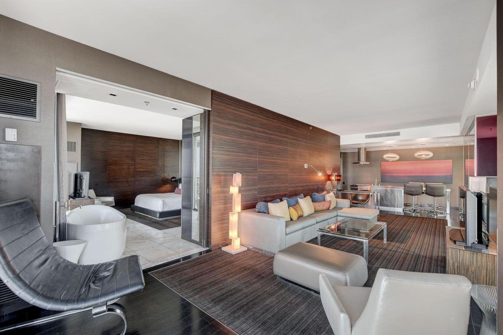 One Bedroom With Strip Views 22nd Floor. *