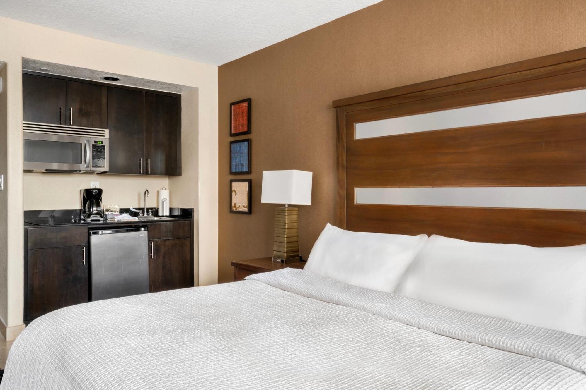 The Carriage House Hotel