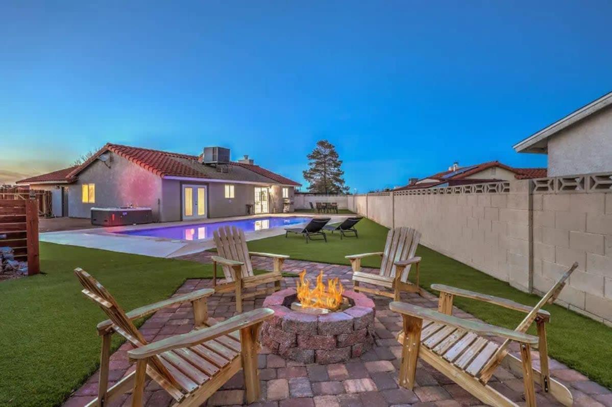 Holiday home 1 Story, 3 Bedroom W Hot Tub, Pool Grill, Firepit *