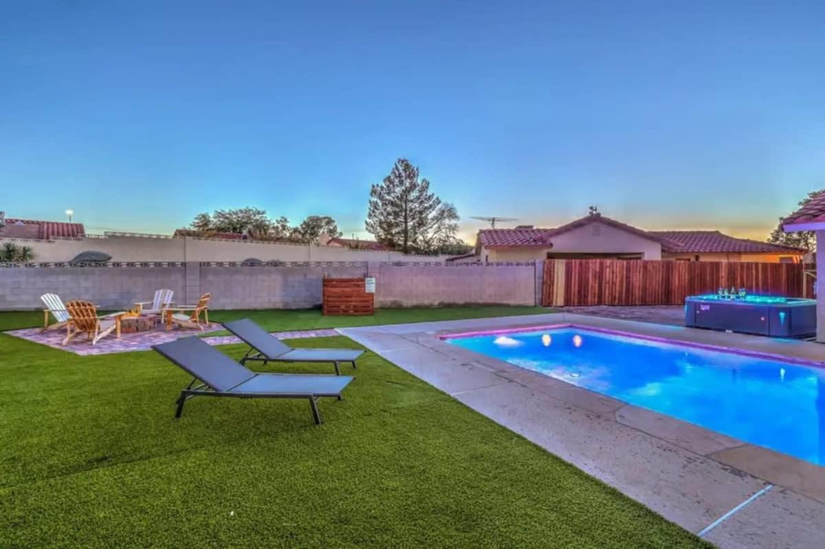 1 Story, 3 Bedroom W Hot Tub, Pool Grill, Firepit Holiday home Las Vegas