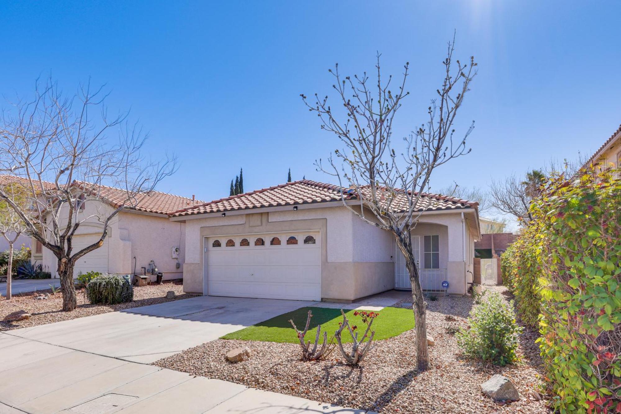 Desert Escape With Pool Oasis Near Golfing And Vegas!