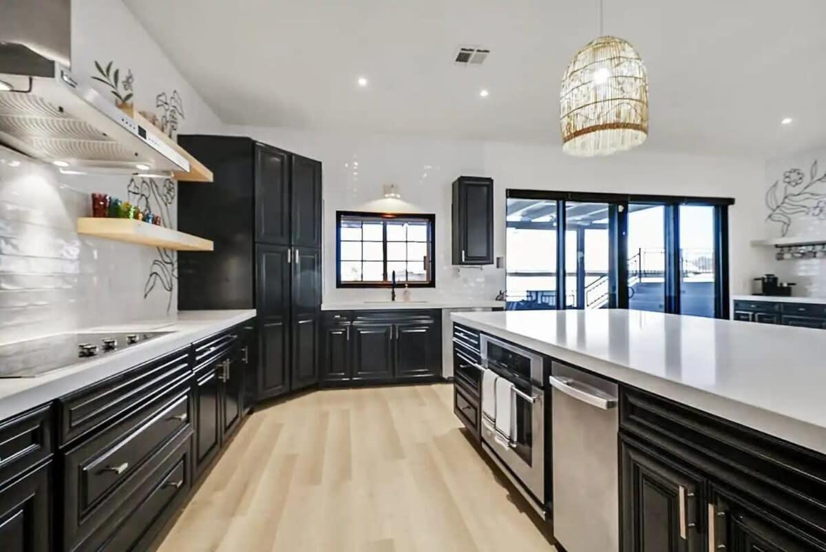 Luxurious 7br Mansion W Pool, Gym, & Casita Villa