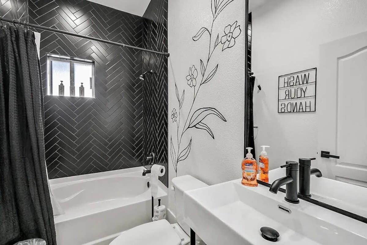Luxurious 7br Mansion W Pool, Gym, & Casita Villa