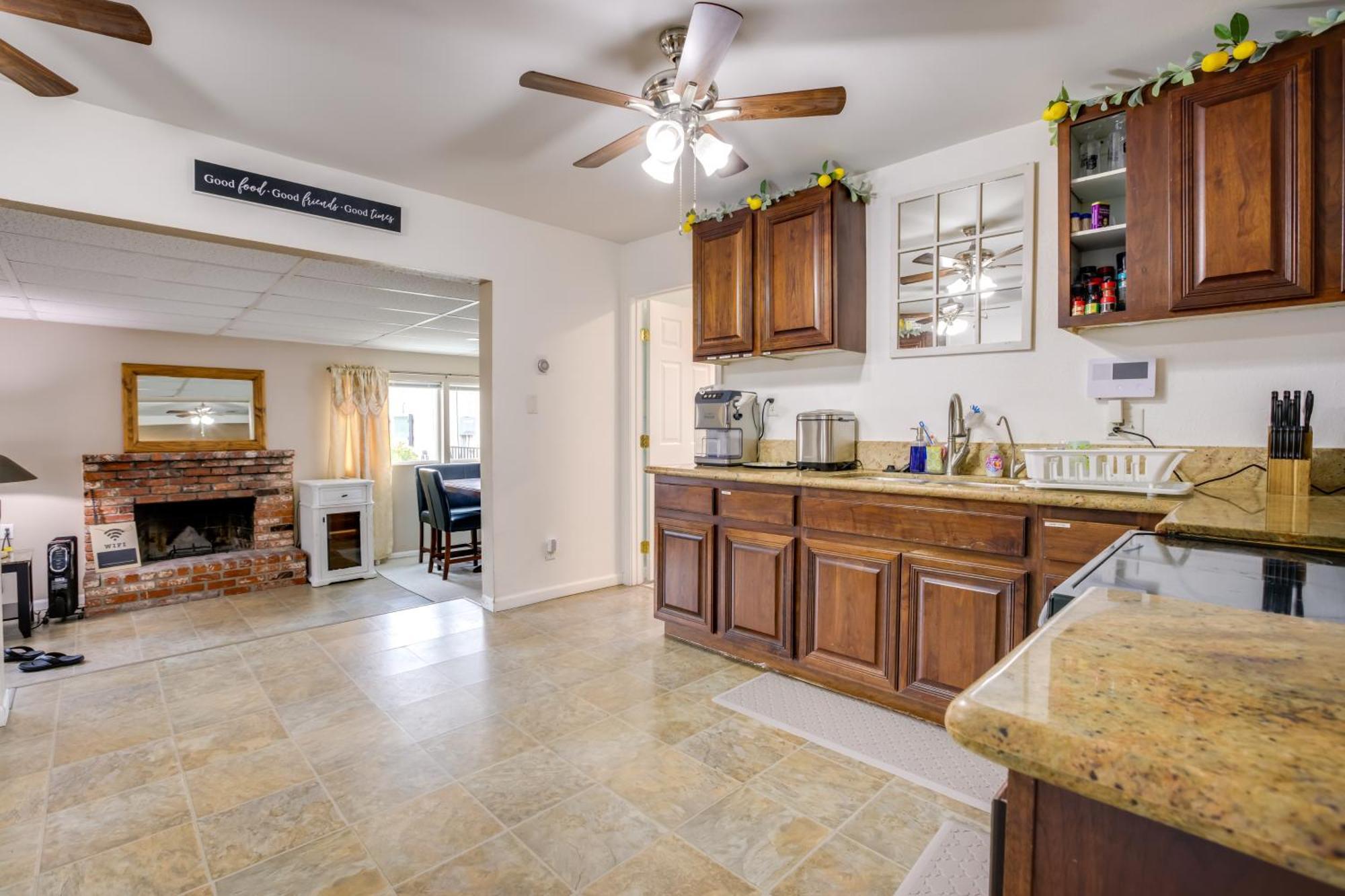 Pet-friendly Vegas Shared Pool And Hot Tub Holiday home