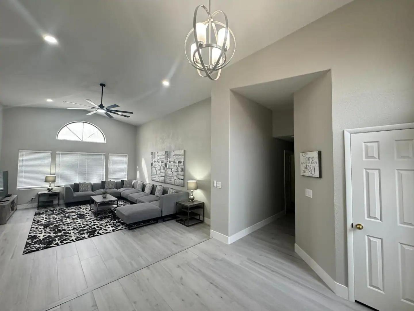 Delightful 4 Bedroom House With Pool! Ferienhaus