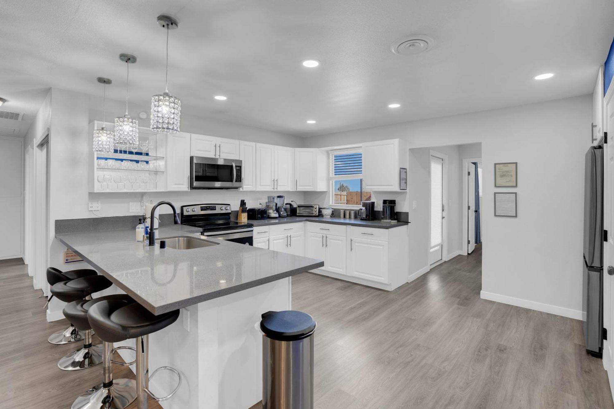 Holiday home Big Group, Remodeled, Landscaped, King Beds, Desks