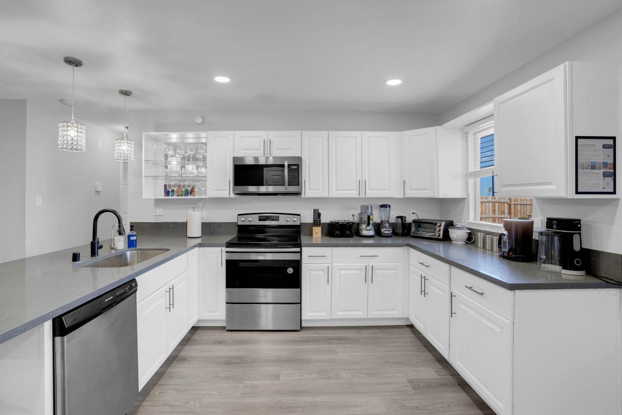 Big Group, Remodeled, Landscaped, King Beds, Desks Holiday home