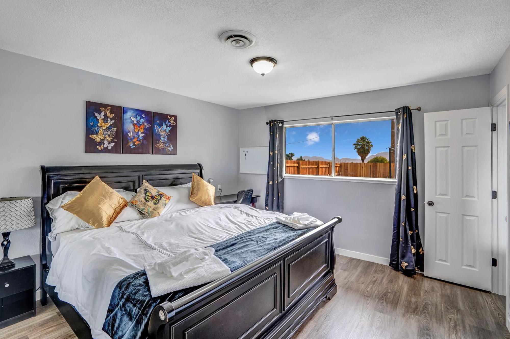 Holiday home Big Group, Remodeled, Landscaped, King Beds, Desks Las Vegas