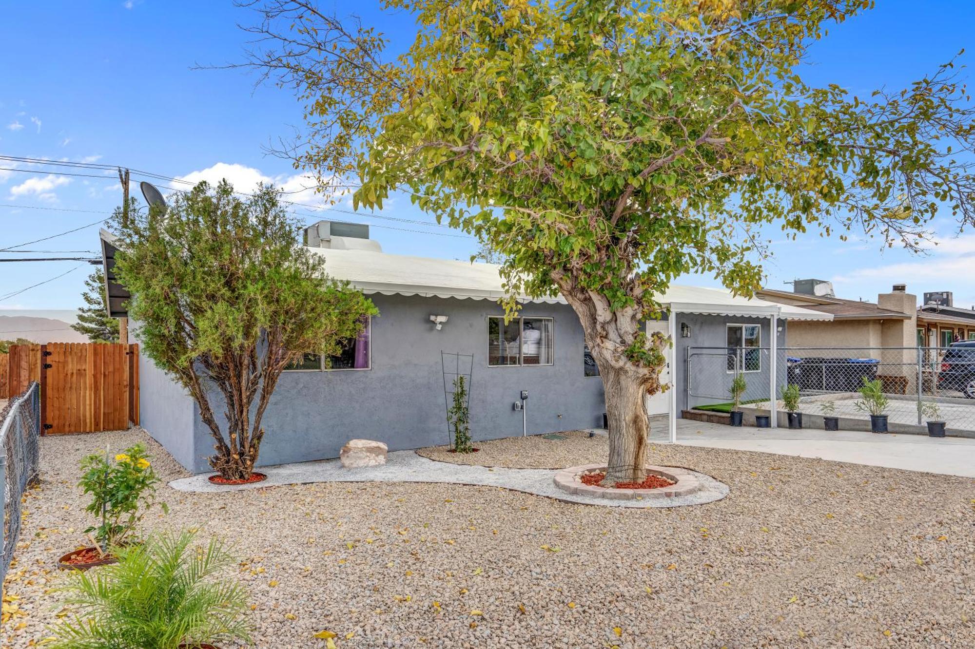 Holiday home Big Group, Remodeled, Landscaped, King Beds, Desks