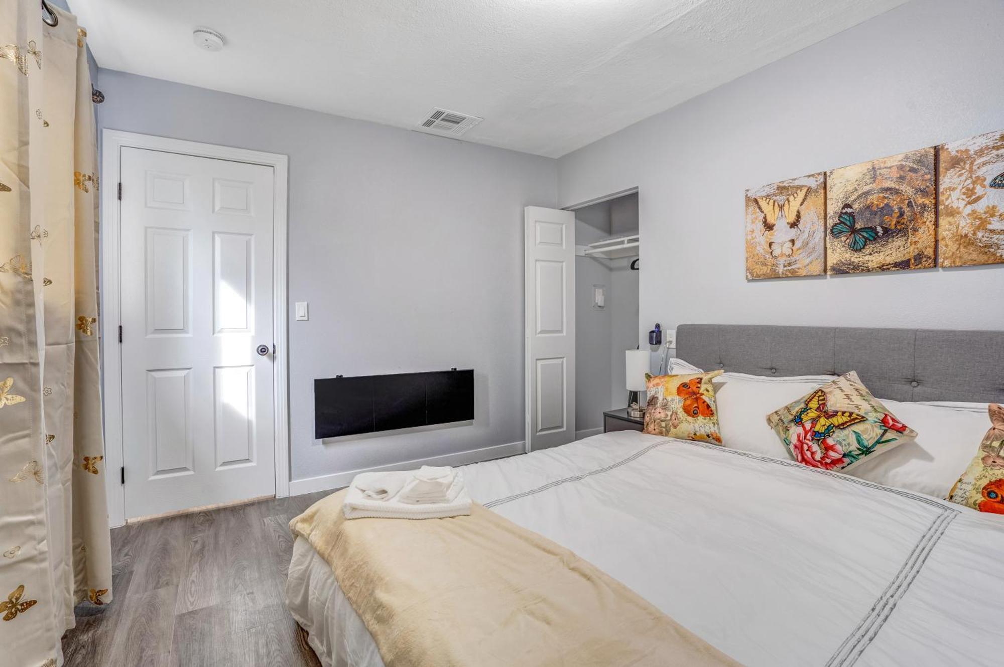 Big Group, Remodeled, Landscaped, King Beds, Desks Holiday home