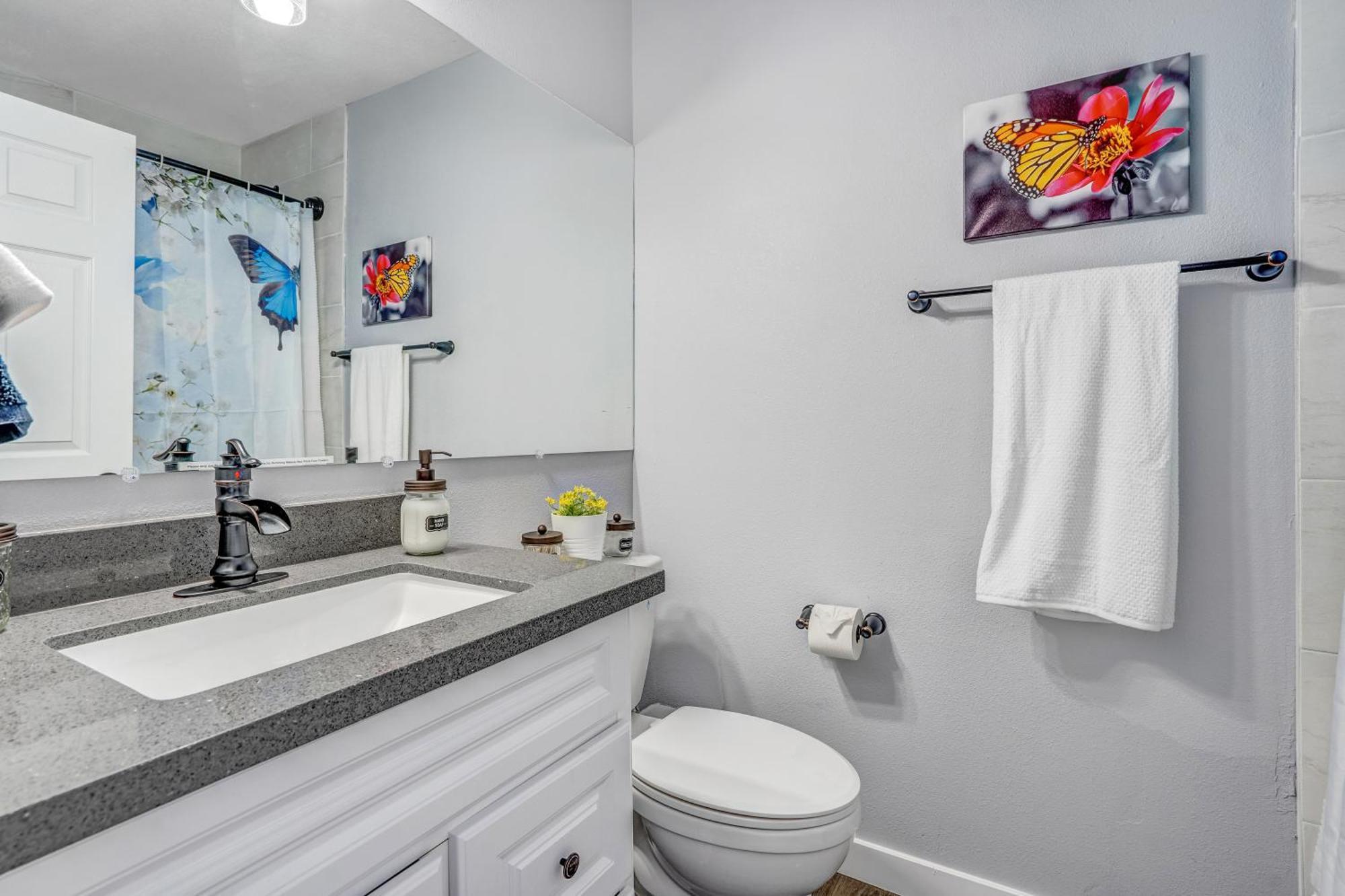Holiday home Big Group, Remodeled, Landscaped, King Beds, Desks *