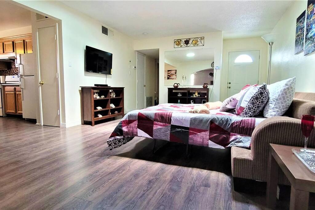 Vacation 3.5 Mi To Strip/dt/outlt Up To 8 Gst Holiday home *