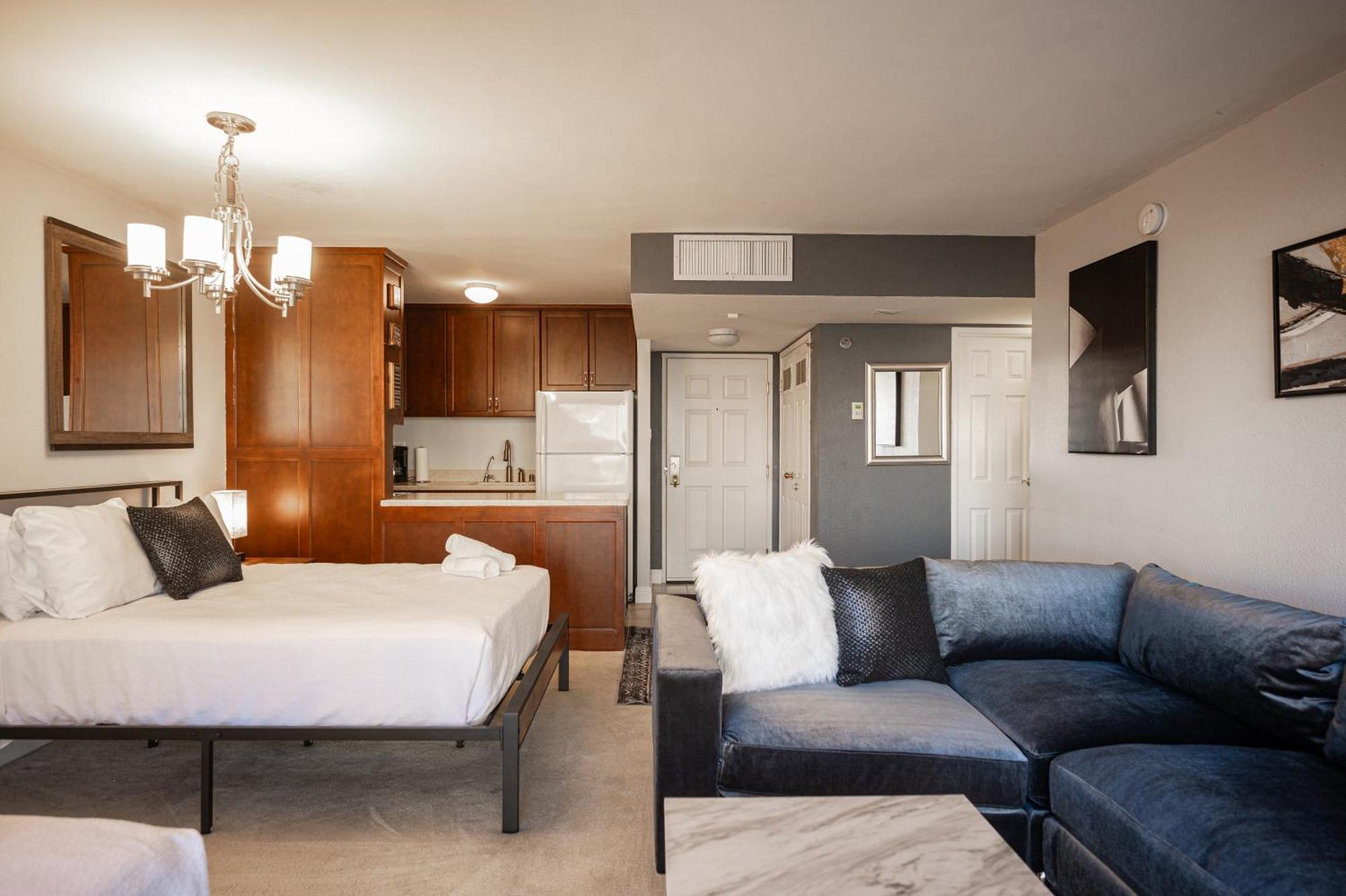 Iconic Vegas Views - 6 Comfy Beds, No Fees, Center Strip! Apartment