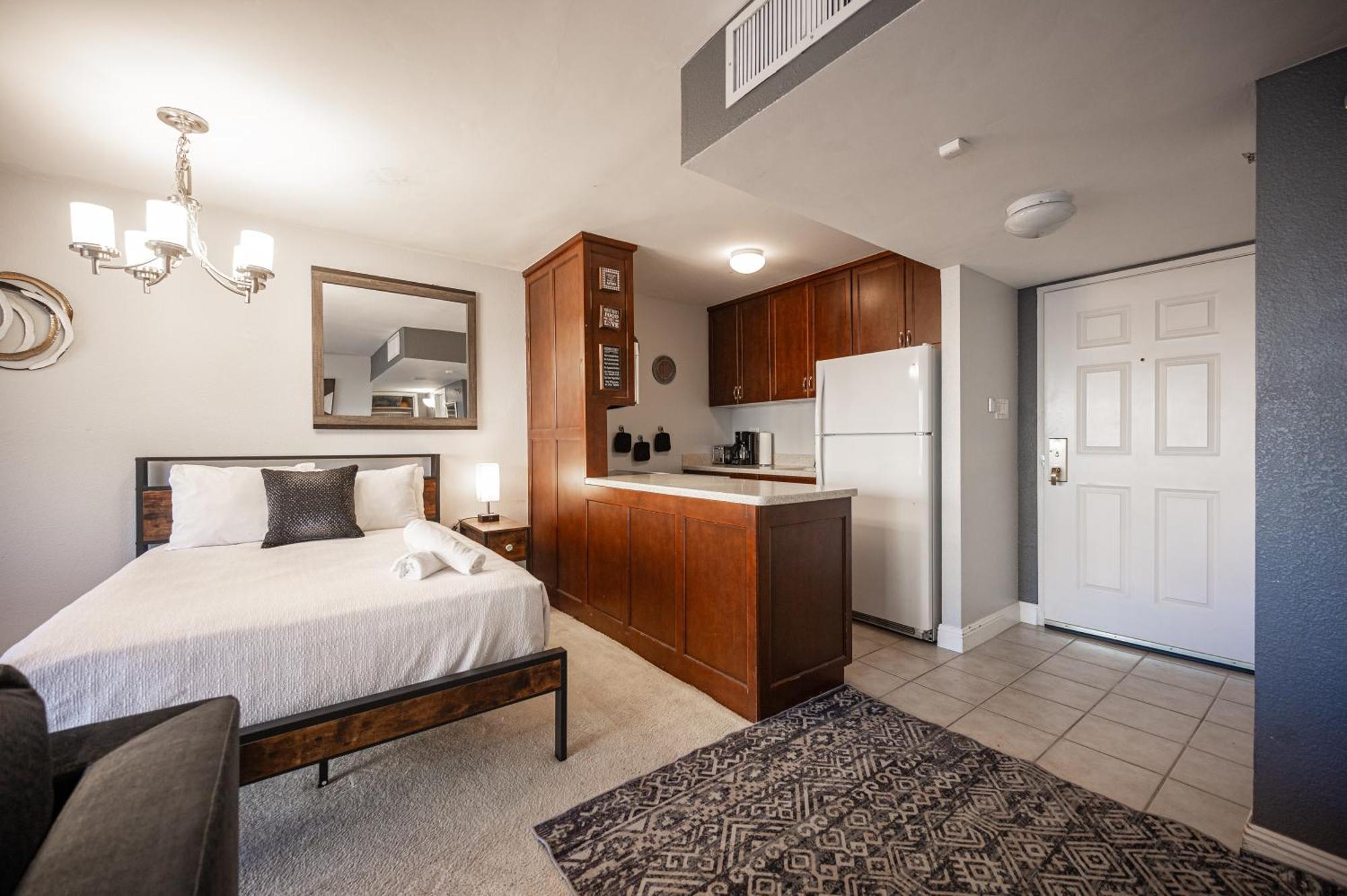 Apartment Iconic Vegas Views - 6 Comfy Beds, No Fees, Center Strip!