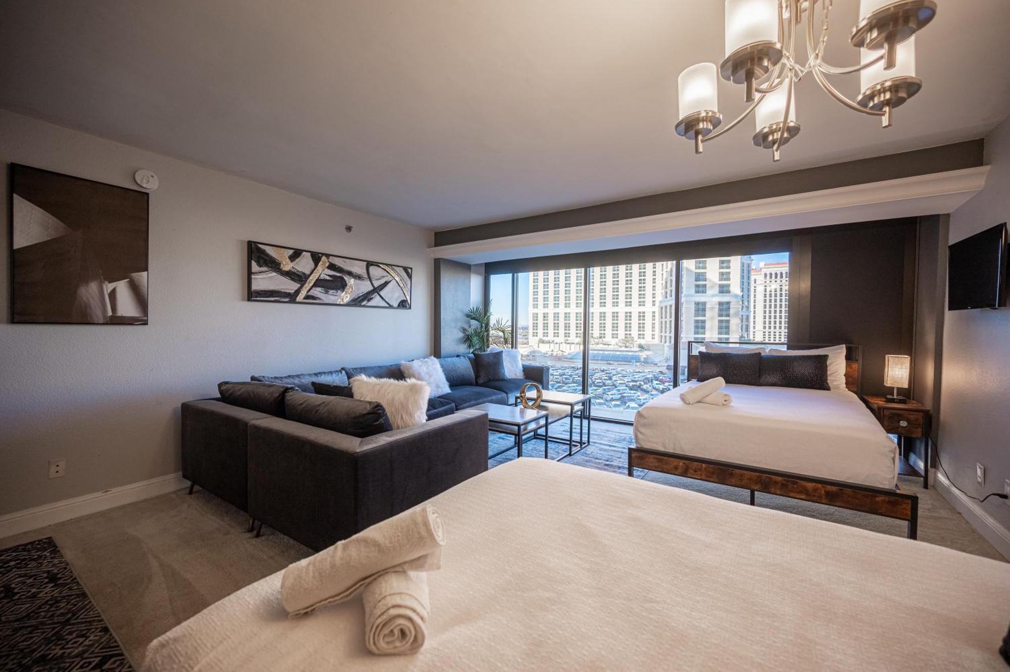 Apartment Iconic Vegas Views - 6 Comfy Beds, No Fees, Center Strip! *