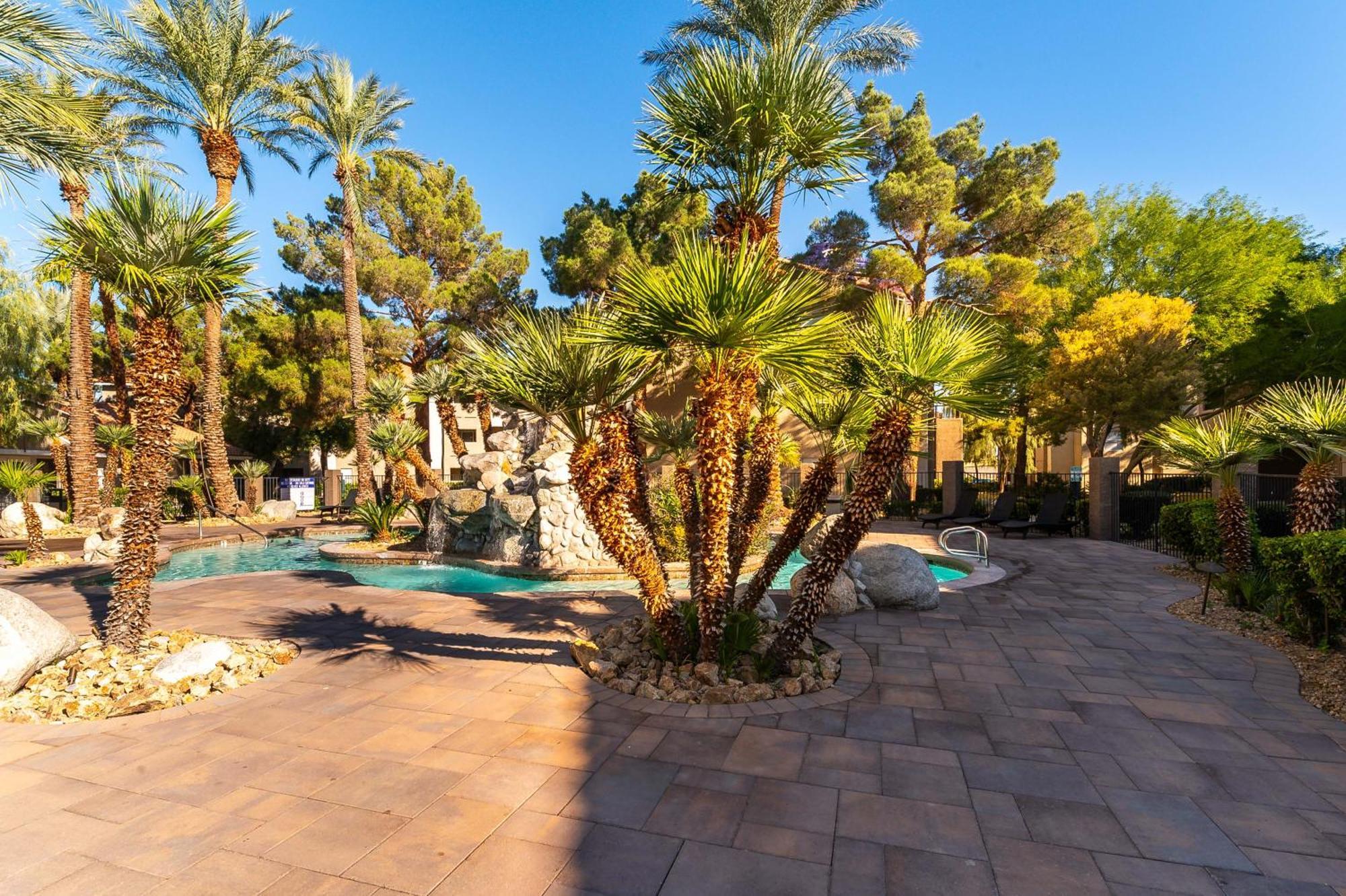 Rio-adjacent 2br Pool, Gym, Free Parking * Las Vegas