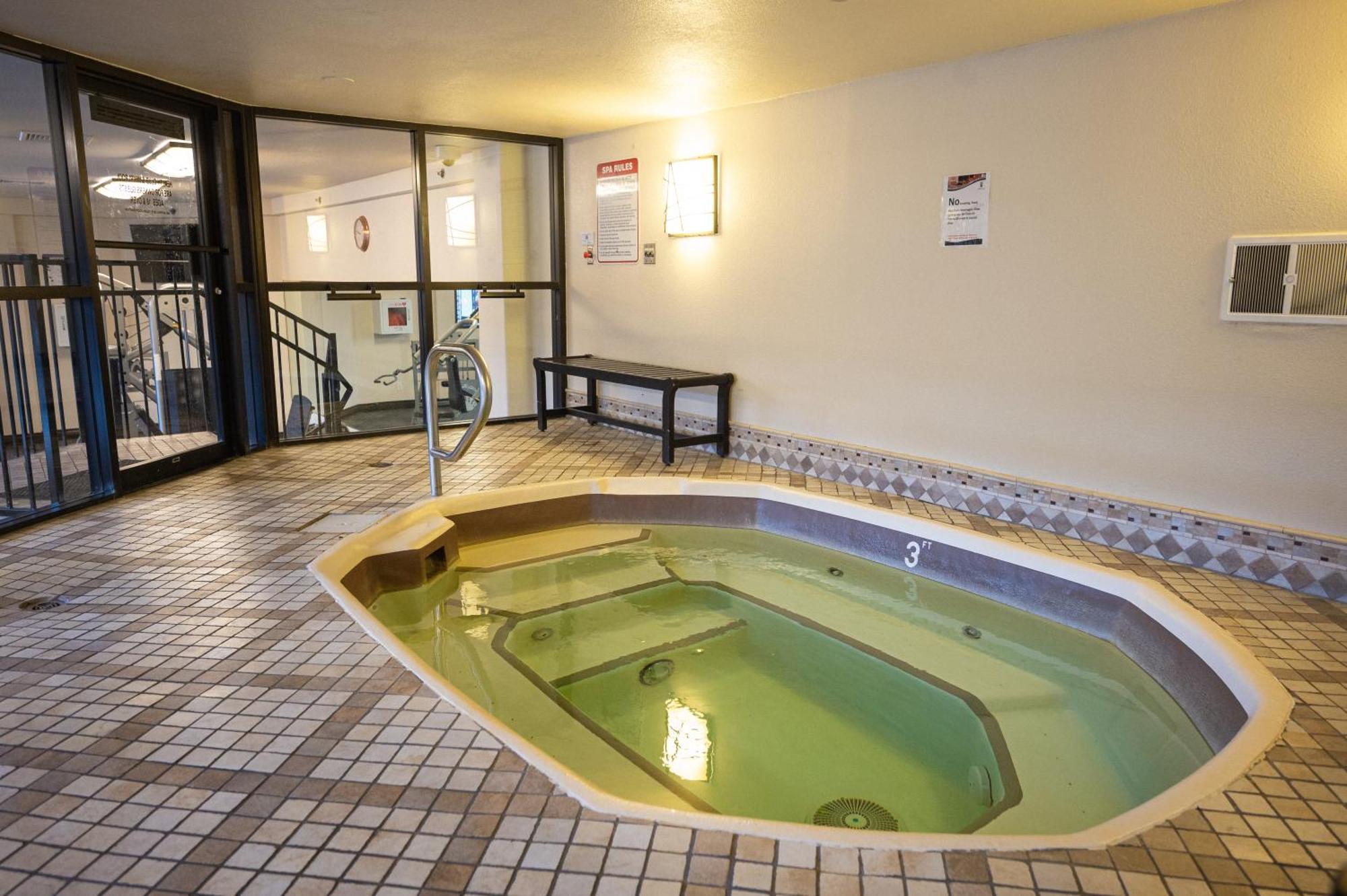 Apartment Iconic Vegas Views - 6 Comfy Beds, No Fees, Center Strip!