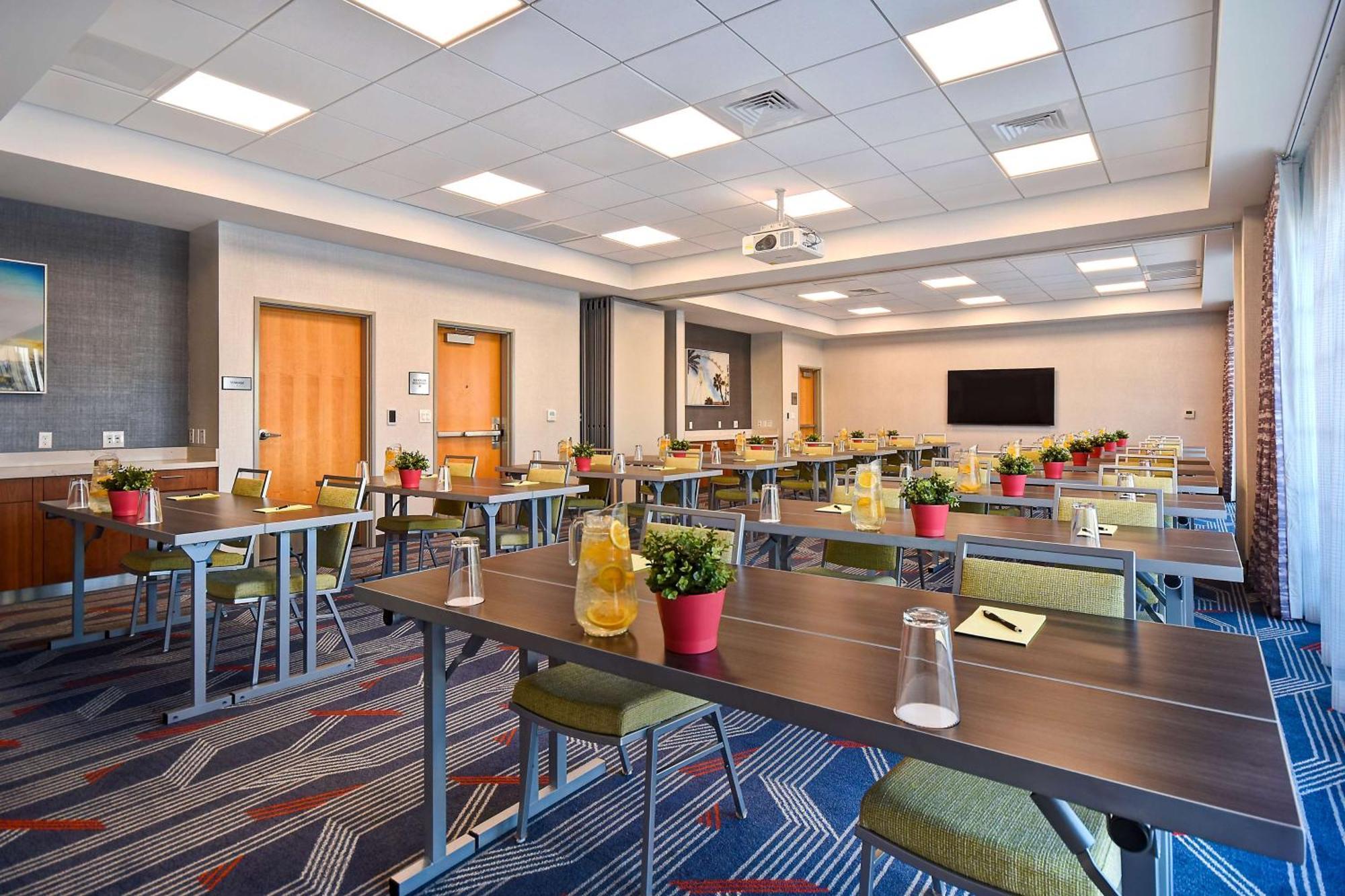 Hotel Home2 By Hilton Vegas Convention Center - No Fee 3*
