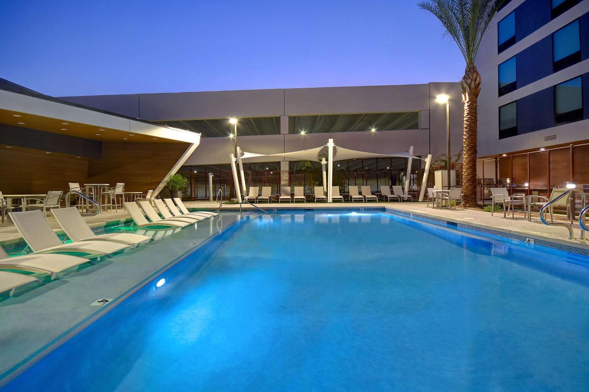Hotel Home2 By Hilton Vegas Convention Center - No Fee 3*
