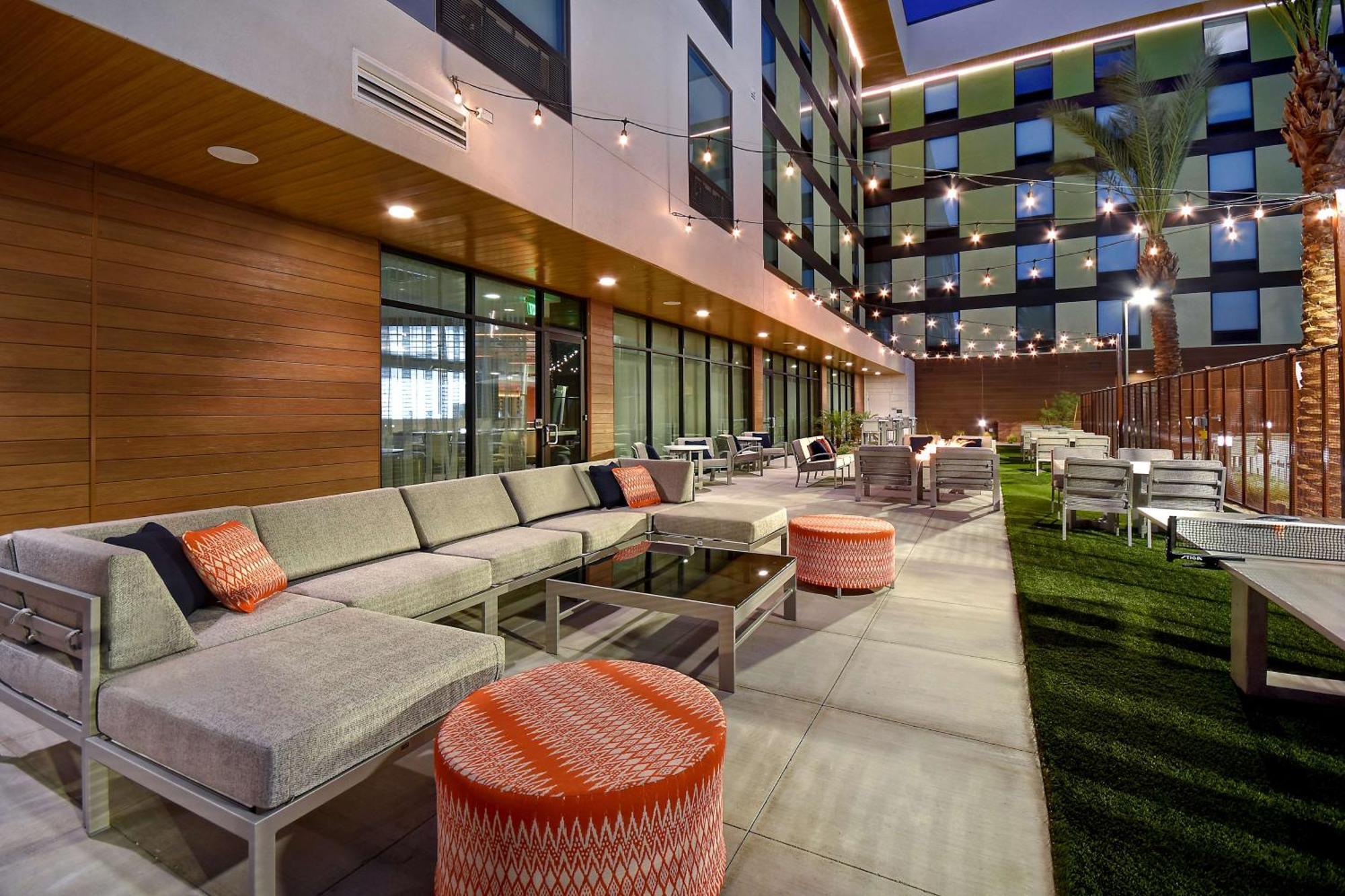 Hotel Home2 By Hilton Vegas Convention Center - No Fee 3*