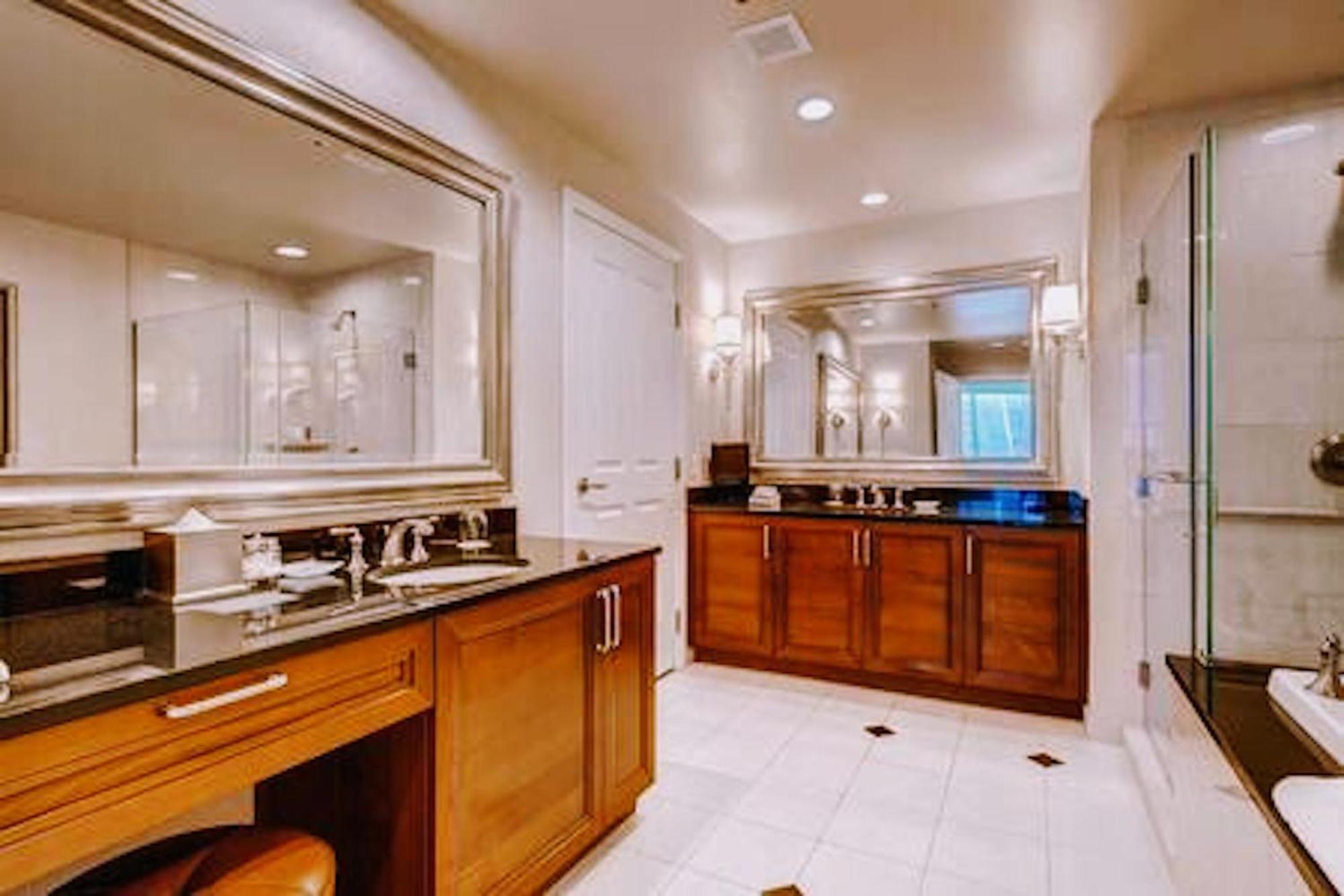 Strip & Sphere View - Separate Living - 2 Full Bath - Full Kitchen - Balcony - 900 Sqft - Mgm Signature Aparthotel
