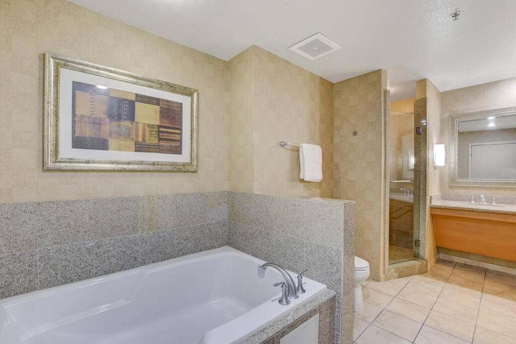 Ultimate Vegas Getaway One Bedroom With Balcony, Kitchen, Gym, Pool & Free Parking * Las Vegas