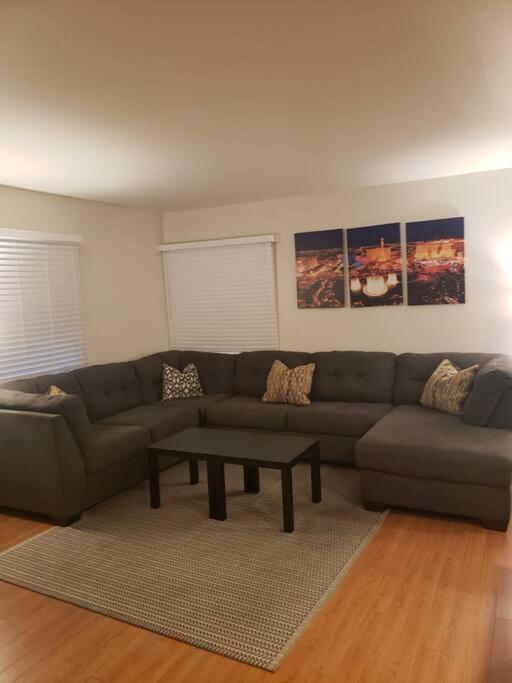 Apartment Centrally Located To Strip, Unlv, Stadiums And So Much More! Las Vegas