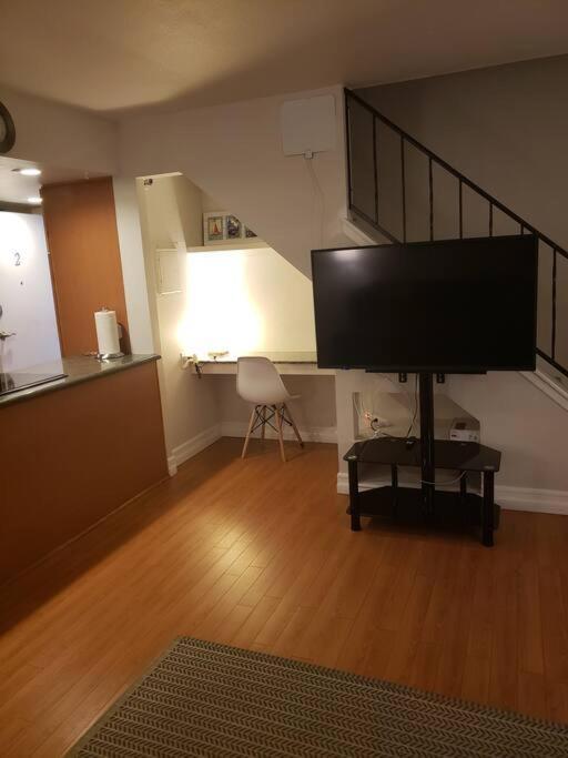 Centrally Located To Strip, Unlv, Stadiums And So Much More!
