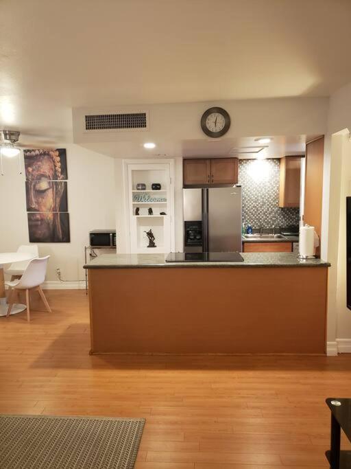 Centrally Located To Strip, Unlv, Stadiums And So Much More! Apartment *