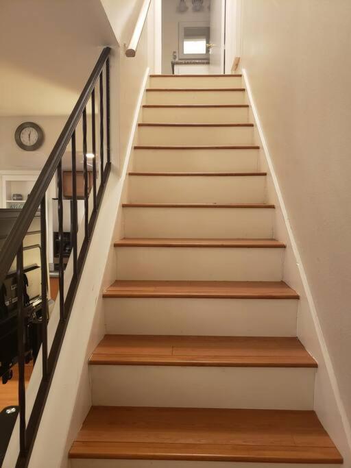 Apartment Centrally Located To Strip, Unlv, Stadiums And So Much More!