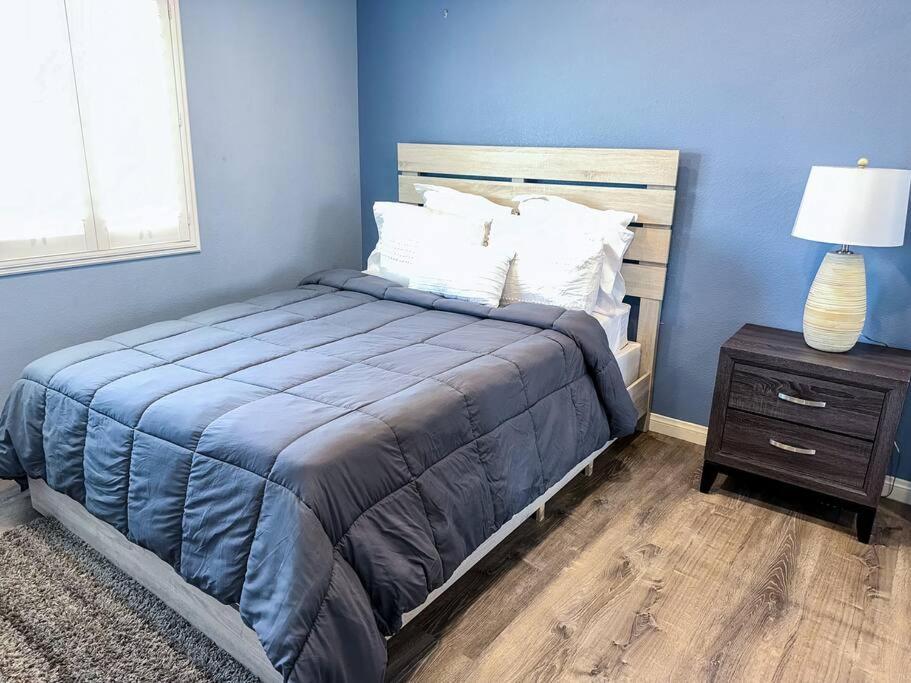 Spacious 4-bed Family Retreat Wifi & Parking Holiday home Las Vegas