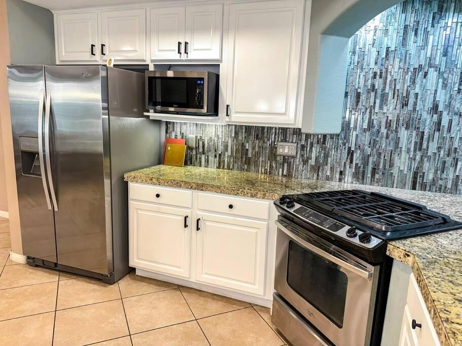 Spacious 4-bed Family Retreat Wifi & Parking Holiday home Las Vegas