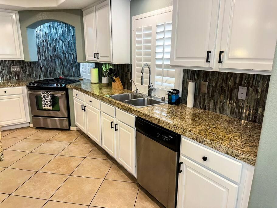 Spacious 4-bed Family Retreat Wifi & Parking Holiday home Las Vegas