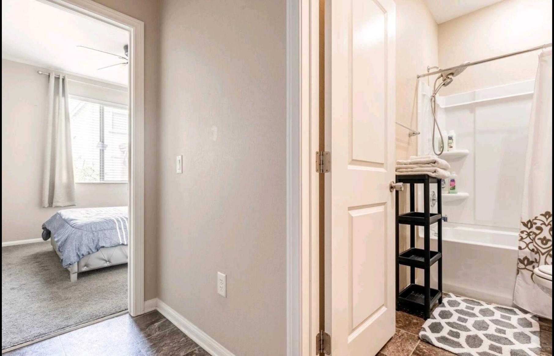 1 North Vegas Airport Pick Up Private Bathroom *