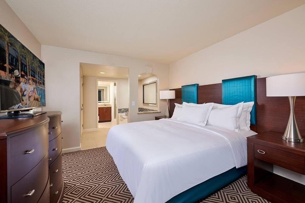 Spacious 1 Bedroom Near The Vegas Convention Center Apartment *