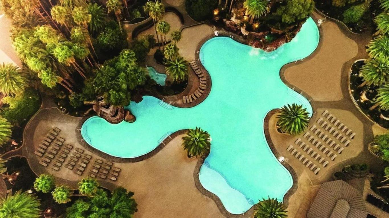 The Mirage & Casino By Suiteness Hotel