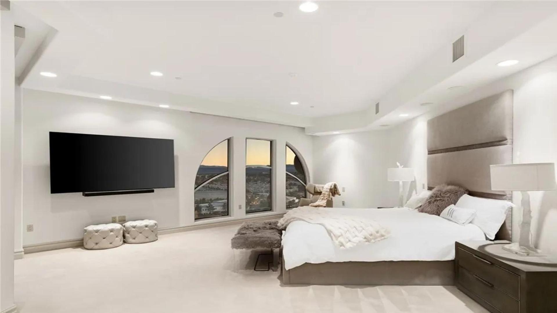 Three Bedroom Luxury With Private Express Elevator *