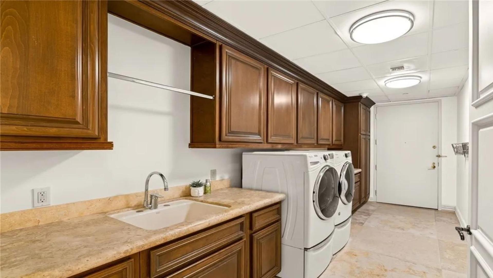 Three Bedroom Luxury With Private Express Elevator
