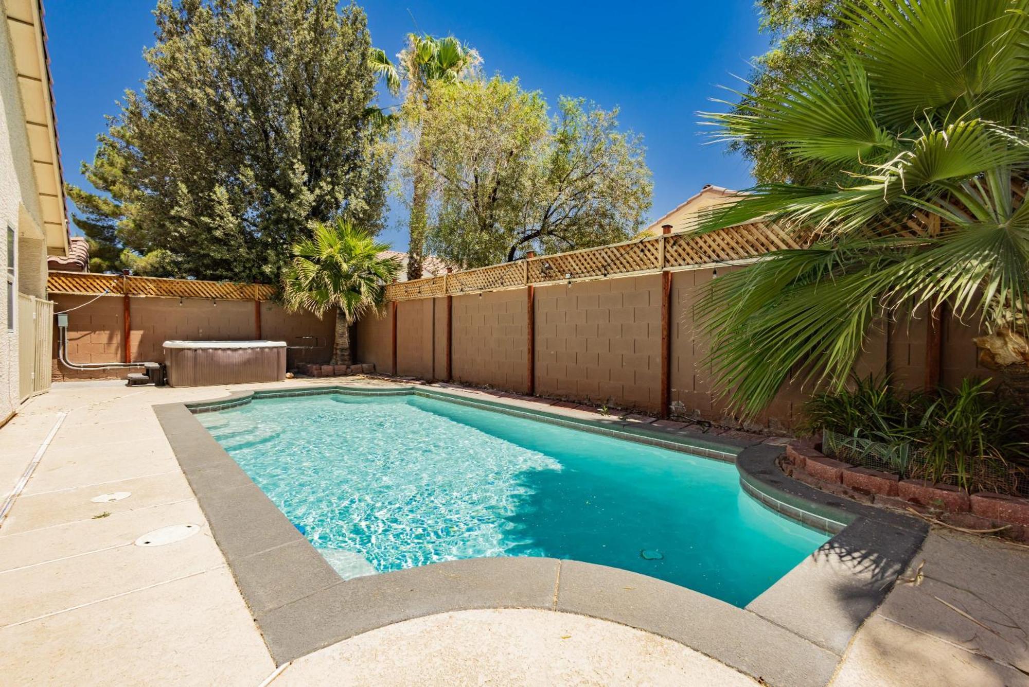 Modern 3br W Pool, Hot Tub, Sleeps 6 Holiday home Las Vegas