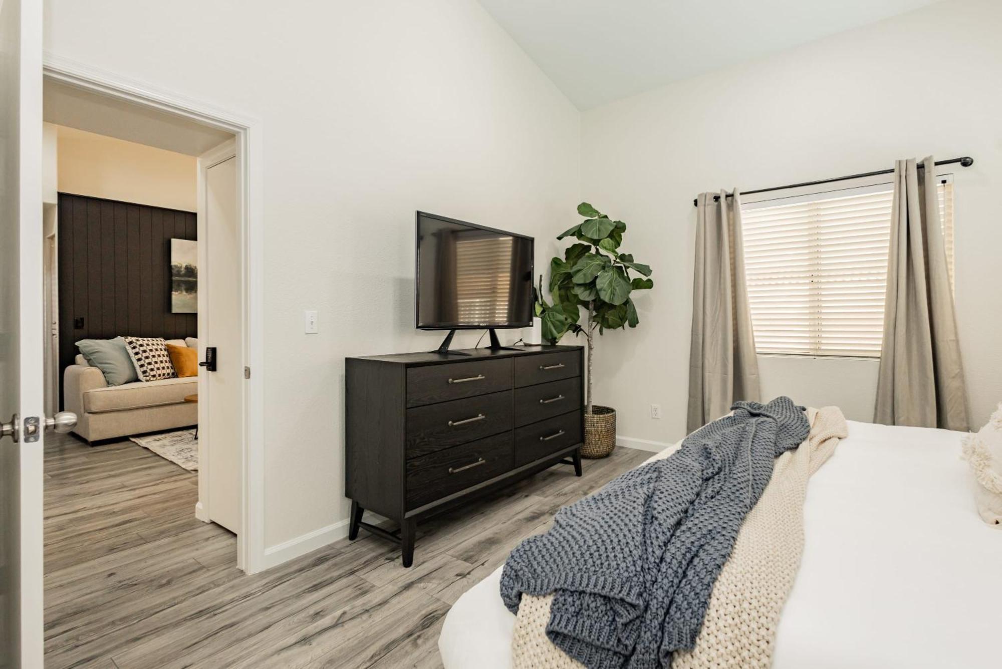 Modern 3br W Pool, Hot Tub, Sleeps 6 *