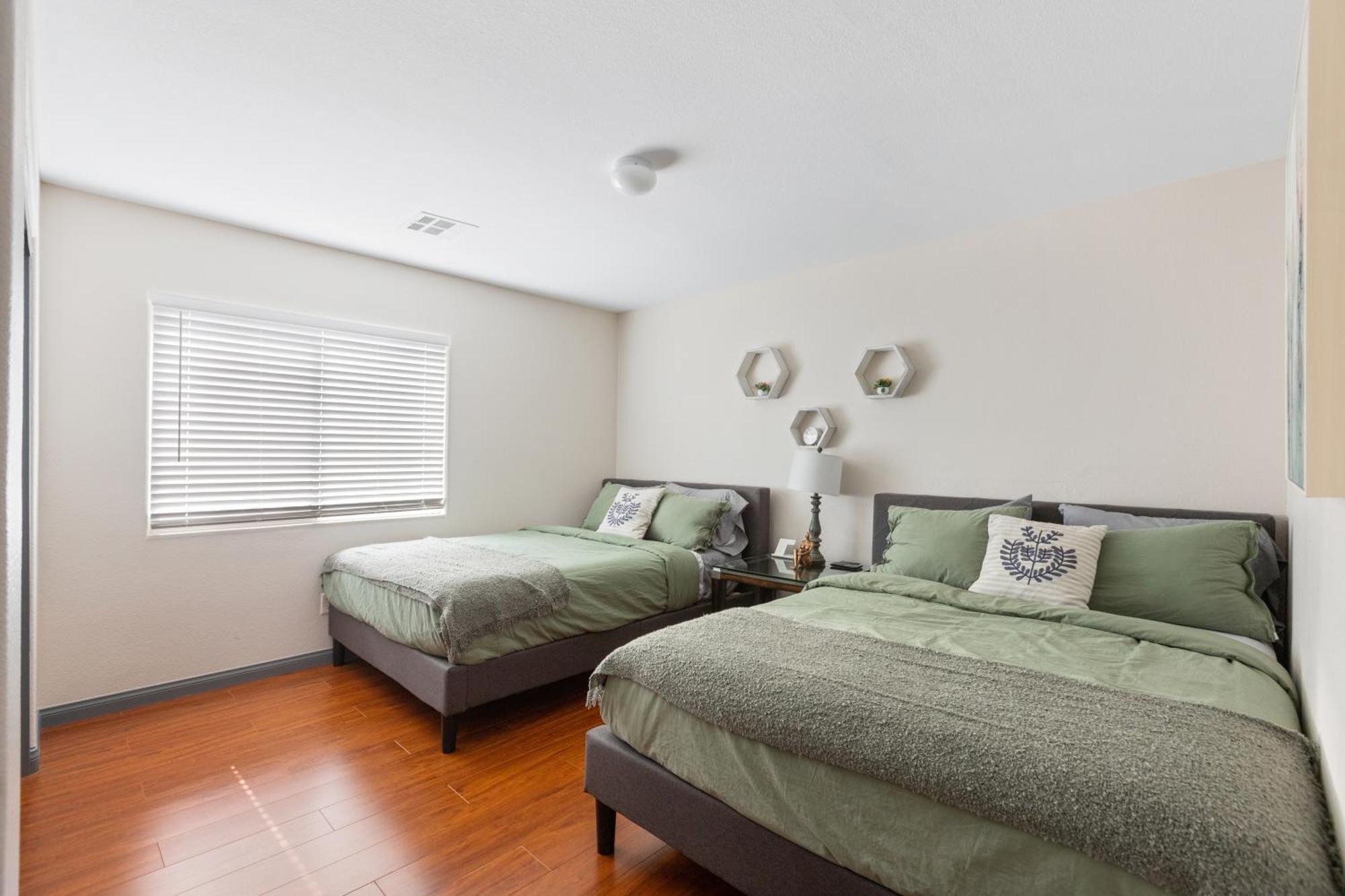 Apartment 3000sqft House 8beds3bath Pooljacuzzibbqj *