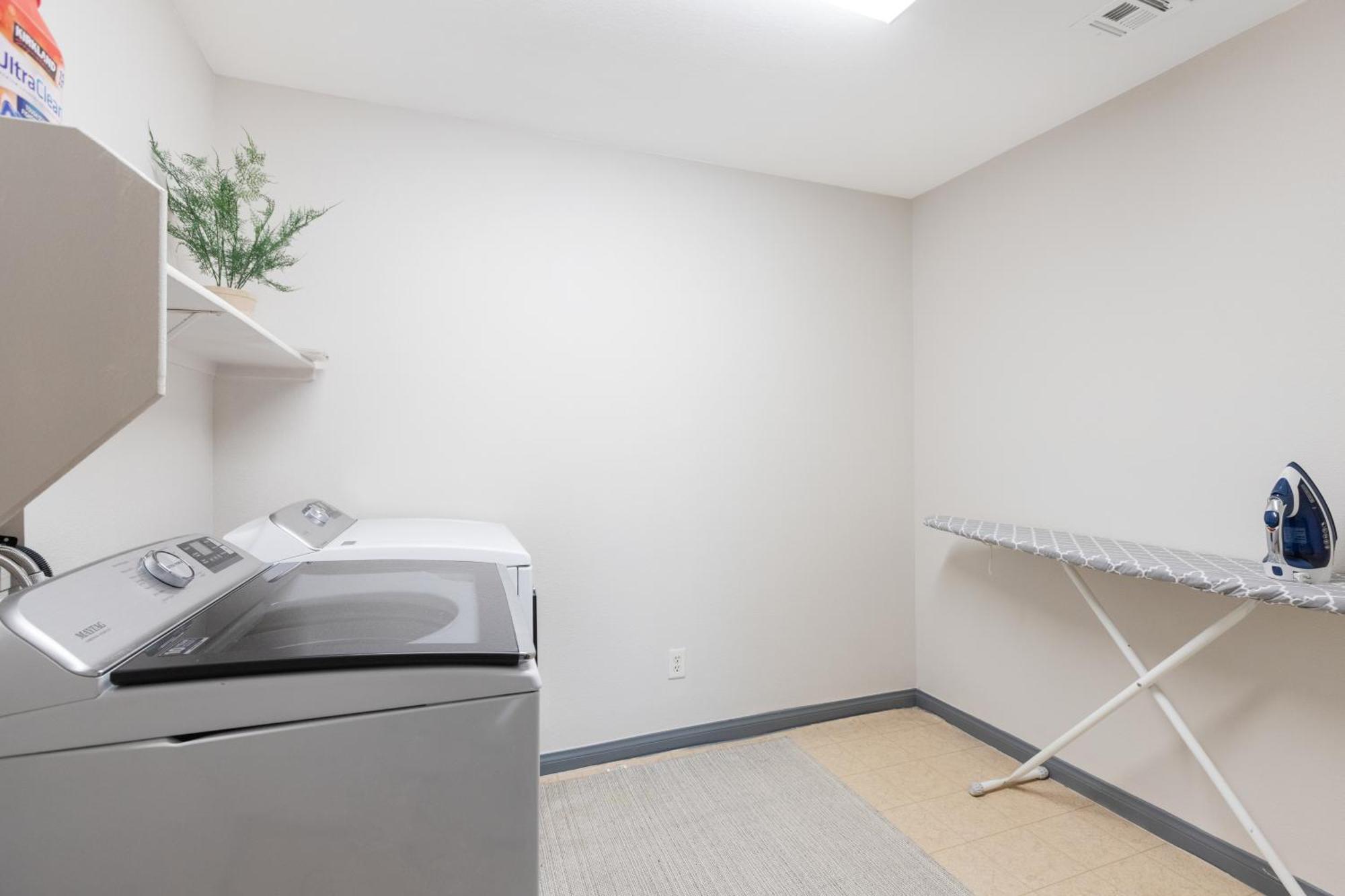 Apartment 3000sqft House 8beds3bath Pooljacuzzibbqj