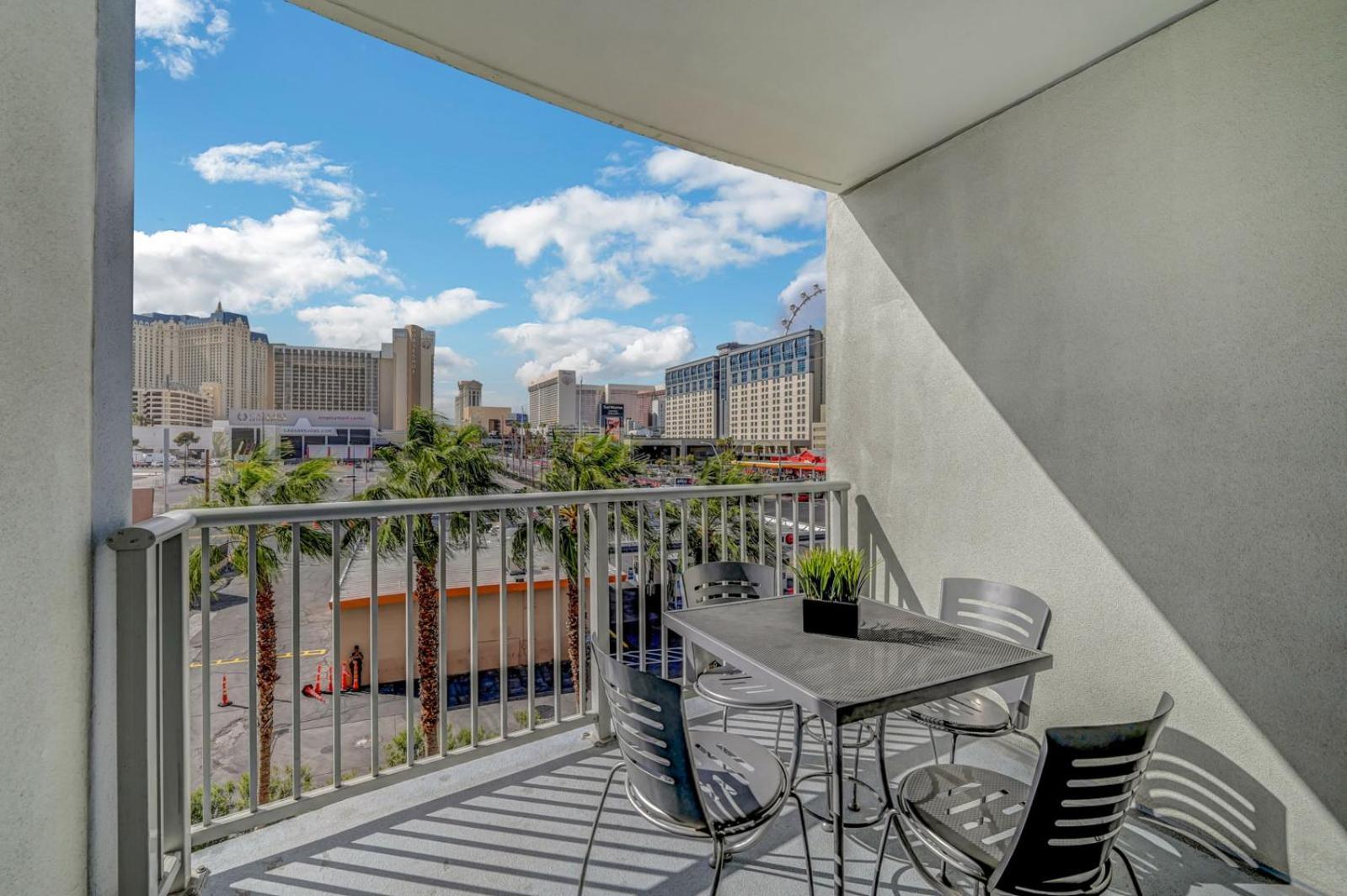 Royal Oasis At Platinum Hotel-strip Views Aparthotel