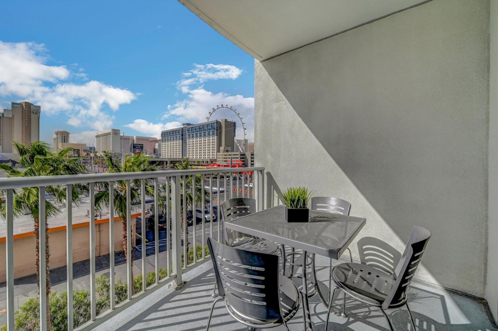 Royal Oasis At Platinum Hotel-strip Views Aparthotel Las Vegas