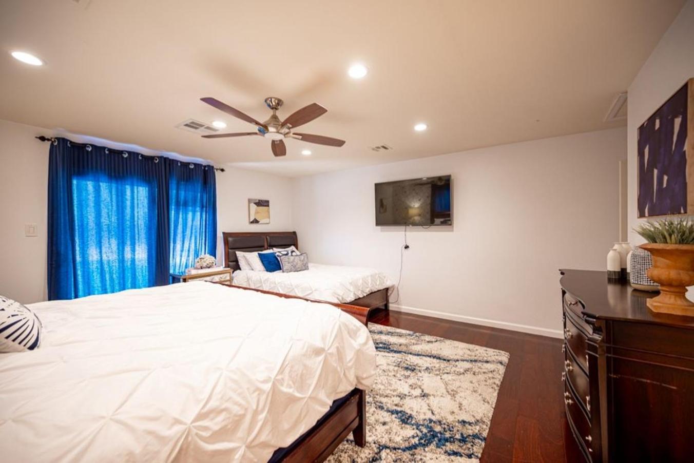 Your Private, Luxurious & Large Oasis-4 Holiday home