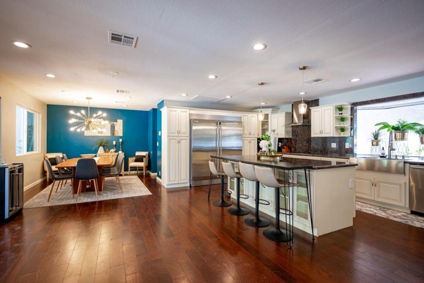 Your Private, Luxurious & Large Oasis-4 Holiday home