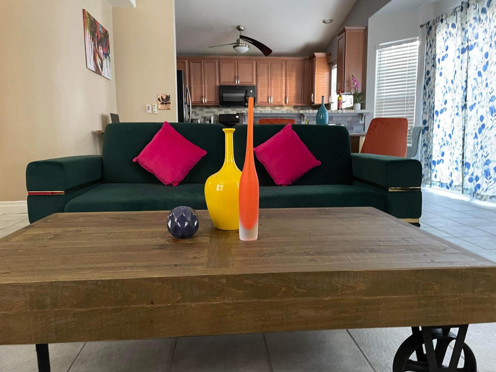 Pet-friendly, Vibrant Oasis - Colorful Retreat Near Summerlin Ferienhaus *