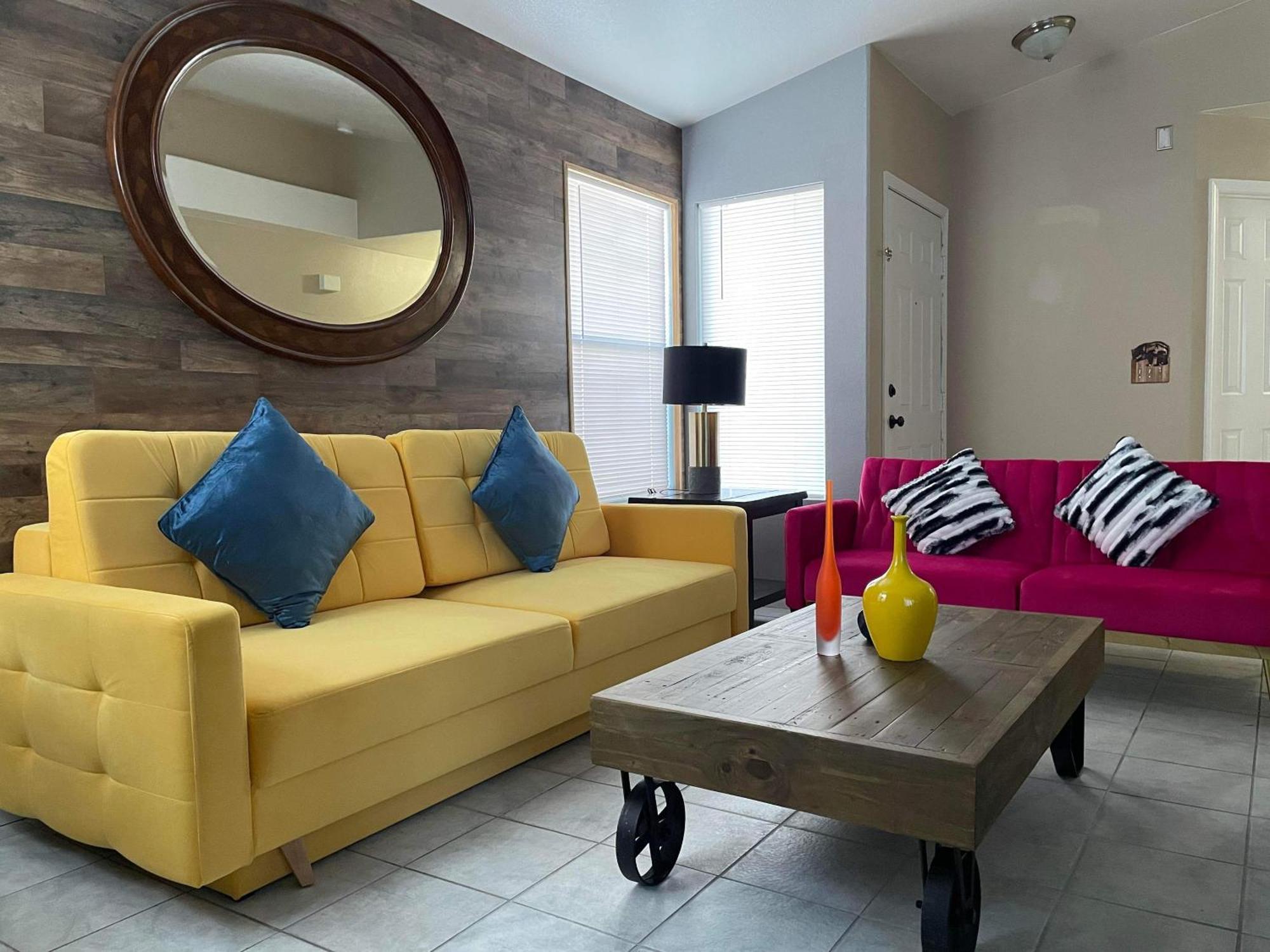 Pet-friendly, Vibrant Oasis - Colorful Retreat Near Summerlin Ferienhaus