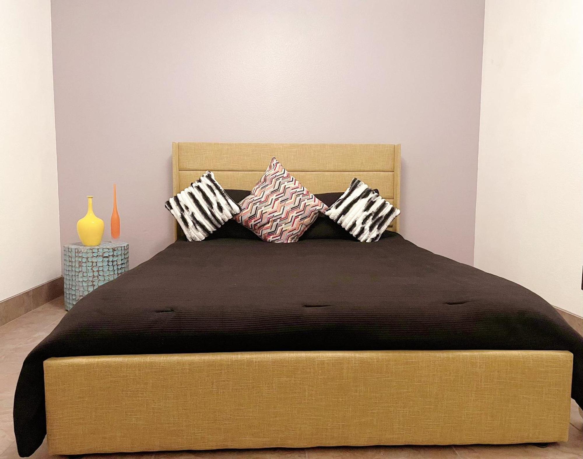 Pet-friendly, Vibrant Oasis - Colorful Retreat Near Summerlin Ferienhaus Las Vegas